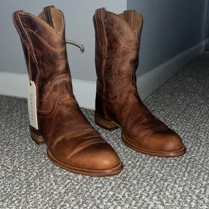 New with tag Tecovas Earl boots in scotch goat. Size 7.5D men’s or 9B women’s.